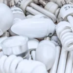 Zbliżenie na białe żarówki energooszczędne w opakowaniu, przykład odpadów do recyklingu